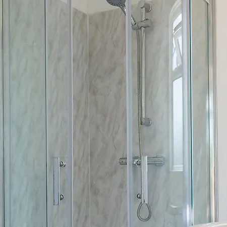 Great Harlow Views فندق